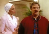 MacGyver – Edith (Cindy James Gossett, l.), die Frau des Vize-Präsident Mantu, versucht Dalton (Bruce McGill, r.) für ihre Zwecke einzuspannen.