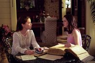Charmed - Zauberhafte Hexen – Piper (Holly Marie Combs, l.) sagt ohne Leos Wissen dessen Teilnahme am Veteranentreffen anlässlich des sechzigsten Jahrestags der Schlacht um Guadalcanal zu. Paige (Rose McGowan, r.) warnt ihre Schwester davor.