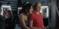Hacks – Deborahs Freundin Kiki (Poppy Liu, l.) macht Ava (Hannah Einbinder, r.) Mut und verspricht, dass bei dem großen Comedy-Roast-Event zu Ehren von Deborah und dem Auftritt deren Tochter DJ alles glatt laufen wird.