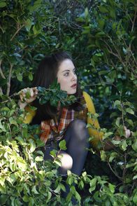 Community – Geschlechtszugehörigkeit der anderen Art: Britta wird von Shirley und Annie (Alison Brie) endlich als Frau akzeptiert, weil sie sich an den Gesprächen auf der Mädchen-Toilette beteiligt ...