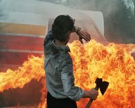 Mayday - Alarm im Cockpit – Überlebende eines Flugzeugabsturzes kämpfen sich durch die Flammen.