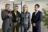 Die Rosenheim-Cops – Kann Polizist Michi Mohr den Aussagen von Markus Hermes, Monika Köhler und Lex Willinger trauen? (v.l.n.r.: Christoph von Friedl, Max Müller, Susanne Hoss, Gabriel Merz)