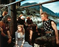 Die Wikinger – Einar (Kirk Douglas, rechts) führt einen Seeangriff aus und kann Prinzessin Morgana (Janet Leigh) gefangen nehmen. Links: Einars Vater Ragnar (Ernest Borgnine).