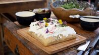 Zora kocht's einfach – Das heutige Rezept: frischgebackenes Kräuter-Fladenbrot mit Ziegenfrischkäse und einem Topping mit Radieschen, Rosmarin und essbaren Blüten. (Weitere Bilder auf Anfrage)