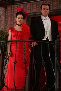 Charmed - Zauberhafte Hexen – Gemeinsam mit Drake (Billy Zane, r.) reist Phoebe (Alyssa Milano, l.) in die Vergangenheit, um Mike zu retten ...