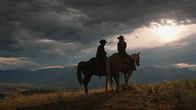 Yellowstone – Rip Wheeler (Cole Hauser, l,) und Beth Dutton (Kelly Reilly, r.)