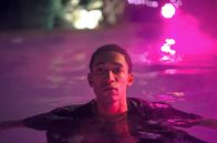 All You Need – Vince (Benito Bause) geht am Ende baden.