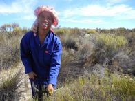GEO Reportage – Lena Maria ist Rooibospflückerin in Suid Bokkefeld. Der weltweit begehrte Tee wächst nur in Südafrika.