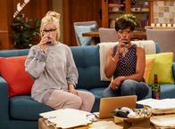 The Neighborhood – Gemma Johnson (Beth Behrs, l.); Tina Butler (Tichina Arnold, r.)