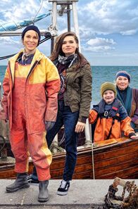 Mutter, Kutter, Kind – In einem Fischerdorf an der Ostsee betreibt Heddi (Anneke Kim Sarnau, li.) einen immer schwieriger werdenden Dorschfang. Da taucht nach langer Funkstille überraschend ihre Tochter Eva (Zoe Moore, 2. v. li.) mit dem 10-jährigen Enkel Jannis (Lewe Wagner, 2. v. re.) anlässlich Oma Lores (Jutta Wachowiak) Geburtstag auf.