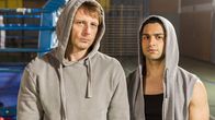 Der Lehrer – Stefan (Hendrik Duryn, l.) und Cem (Daniel Rodic) bereiten sich auf den großen Boxkampf vor.