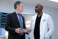 Atlanta Medical – Dr. Randolph Bell (Bruce Greenwood, l.); Dr. Barrett Cain (Morris Chestnut, r.)