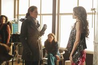 Castle – Die Überheblichkeit von Reality-TV-Star Kay Cappuccio (Hilarie Burton, r.) hat schnell ein Ende, als Kate Beckett (Stana Katic, 2.v.l.) Ihre Dienstmarke zückt ...