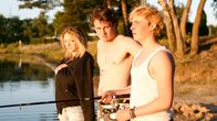 Siebenpunkt – Monique (Nele Ahrend), ihr Freund Marco (Justus Johanssen) und ihr Bruder Rick (Matti Schmidt-Schaller) verbringen den Abend am See, doch die Freundschaft ist kompliziert.