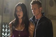 The Unborn – Casey (Odette Yustman) weiht ihren Freund Mark (Cam Gigandet) in ihre Ängste und dämonischen Begegnungen ein.