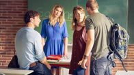 Der Lehrer – Bastian (Gareth Charles) hat eine Idee, wie sie Elenas (Leonie Brill) Problem lösen können. Emma (Zsa Zsa Inci Bürkle, 2.v.l.) und Stefan (Hendrik Duryn, l.) sind gespannt. +++ Die Verwendung des sendungsbezogenen Materials ist nur mit dem Hinweis und Verlinkung auf TVNOW gestattet. +++