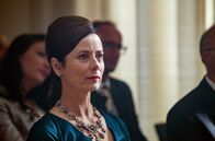 Labaule und Erben – Nach einer Idee von Harald Schmidt Esther (Inka Friedrich) genießt es, stolz auf ihren Mann zu sein.