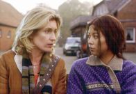 Tatort – Kommissarin Charlotte Lindholm (Maria Furtwängler) im Gespräch mit der Witwe Maria (Minh-Khai Phan-Thi) auf dem Hof Knauf.
