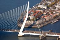 Wilder Rhein – Die Erasmusbrücke (Erasmusbrug) in Rotterdam ist eines der Wahrzeichen Hollands.