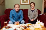 Mum – Cathy (Lesley Manville) muss den Valentinstag nicht allein verbringen: Ihr alter Freund Michael (Peter Mullan) ist zum Essen vorbeigekommen.