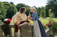 Die Galoschen des Glücks – Kammerzofe Lisbeth (Luise von Finckh) verbindet Prinz Ludwigs (Jonas Lauenstein) verletzte Hand.