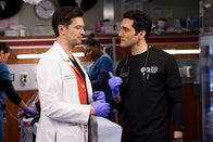 Chicago Med – (l-r) Devin Kawaoka als Dr. Kai Tanaka-Reed, Dominic Rains als Crockett Marcel