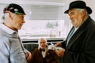 Alte Bande – Henne (Hermann Beyer, Mitte) hat herausgefunden, dass Kathrin eine Tochter hat. Ist es das Kind Boxers (Mario Adorf, r). Oder doch Wallbergs (Tilo Prückner, l)?