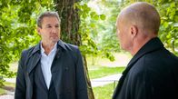 Sturm der Liebe – Christoph (Dieter Bach, l.) trägt Krüger (Thorsten Nindel, r.) auf herauszufinden, womit Markus Alexandra erpresst.