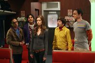 The Big Bang Theory – In San Francisco findet eine Fachkonferenz statt, zu der Sheldon (Jim Parsons, r.), Leonard (Johnny Galecki, l.), Rajesh (Kunal Nayyar, 2.v.l.) und Howard (Simon Helberg, 2.v.r.) reisen. Im Zug treffen sie auf die attraktive Schauspielerin Summer Glau (Summer Glau, M.) und alle sind hin und weg ...