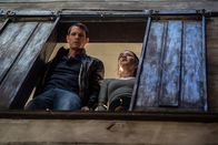 Montagskino im ZDF: The Silent Hour – Frank (Joel Kinnaman, l.) muss Ava (Sandra Mae Frank, r.) in einem Katz-und-Maus-Spiel vor einer Bande von Mördern verstecken und beschützen.