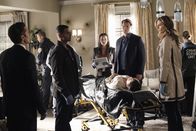Castle – Sämtliche Spuren, die auf den Mörder der jungen Frau hinweisen könnten, wurden verwischt. Kevin Ryan (Seamus Dever, l.), Javier Esposito (Jon Huertas, 3.v.l.), Lanie Parish (Tamala Jones, M.), Richard Castle (Nathan Fillion, 3.v.r.) und Kate Beckett (Stana Katic, 2.v.r.) überlegen, wie sie den Mörder doch noch überführen können ...