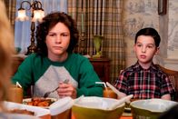 Young Sheldon – (v.li.) Montana Jordan (George Cooper Jr.), Iain Armitage (Sheldon Cooper).