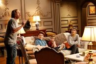 The Mick – Natürlich legt Jimmy (Scott MacArthur, l.) einen ordentlichen Auftritt hin, als Mickeys neuer Freund zu Hause auftaucht. Chip (Thomas Barbusca, 2.v.l.), Ben (Jack Stanton, 2.v.r.) und Sabrina (Sofia Black-D'Elia, r.) können nur darüber lachen. Sie haben ja auch nicht den Schaden ...