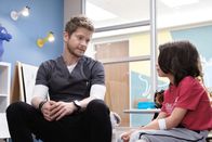 Atlanta Medical – Dr. Conrad Hawkins (Matt Czuchry, l.); Henry Barlow (Evan Whitten, r.)