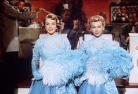 Weiße Weihnachten – Die Schwestern Betty (Rosemary Clooney, l.) und Judy (Vera Ellen, r.) helfen durch eine Galavorstellung einem Freund, dessen Hotel kurz vor dem Ruin steht ...