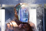 Star Trek Into Darkness – Commander Spock (Zachary Quinto) macht sich für einen Außeneinsatz bereit.