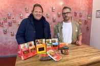 Der Vorkoster – Bei einem Tofuproduzenten zeigt Betriebsleiter Kai Weltermann (r.) Björn Freitag (l.), wie veganes Hack hergestellt wird.