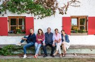 Watzmann ermittelt – V.l.n.r. Johanna Beissl (Ines Lutz), Eva Beissl (Leonie Brill), Benedikt Beissl (Andreas Giebel), Elisabeth Beissl (Barbara Weinzierl), Maria Beissl (Kathrin von Steinburg) Â