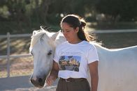 Puls – Puls Operation Ausland: Für Mental Health nach Mallorca Psycho-Insel Mallorca: Pferdetherapeutin bei der Arbeit Copyright: SRF