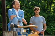 Sturm der Liebe – Noah (Christopher Jan Busse, r.) stößt Markus' (Timo Ben Schöfer, l.) Scheinheiligkeit übel auf.
