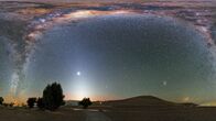 Spacetime – Am dunklen Nachthimmel sind die Milliarden Sterne der Milchstraße gut erkennbar. Doch eine Lichtverschmutzung, verursacht durch viele künstliche Lichtquellen, gefährdet die Sichtbarkeit der Galaxis.
