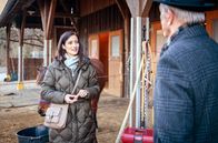 Sturm der Liebe – Werner (Drik Galuba, r.) erfährt durch Carolin (Katrin Anne Heß, l.), warum André seinen Job zurückwollte.