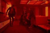 Escape Room – (v.l.n.r.) Jason Walker (Jay Ellis); Zoey Davis (Taylor Russell); Danny Khan (Nik Dodani); Amanda Harper (Deborah Ann Woll); Ben Miller (Logan Miller)