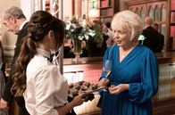 Life – Saira (Saira Choudhry, li.) kellnert beim Abschlussklassentreffen im Haus von Gail (Alison Steadman, re.) und ihrem Mann Henry (nicht im Bild).