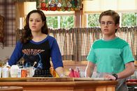 The Goldbergs – Hayley Orrantia (Erica Goldberg), Sean Giambrone (Adam Goldberg).