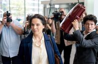 Conti: Meine zwei Gesichter – Die einstige Staranwältin Anna Conti (Désirée Nosbusch, Mi.) zieht die Aufmerksamkeit der wartenden Presse auf sich. Ihr Assistent und Schützling Carlo (Maximilian Mundt, re.) versucht, sie vor den gierigen Blicken zu schützen.
