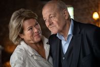Der Samstagskrimi: Wilsberg – Wilsberg (Leonard Lansink) und Anna Springer (Rita Russek) freuen sich über ihr Wiedersehen. Sie haben sich vermisst während Annas Auszeit am Gardasee.
