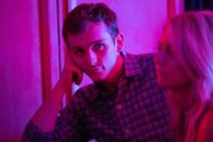 You & Me – Ben (Harry Lawtey) tut sich schwer, wieder auszugehen. Ihm fehlt die Unbeschwertheit zum Flirten.