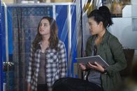 Scorpion – Kann Happy (Jadyn Wong, r.) zusammen mit dem Team Scorpion das Leben ihrer Freundin Ada (Mary Mouser, l.) retten?