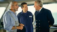 Löwenzahn Classics – Peter (Peter Lustig, l.) als blinder Passagier - wie konnte das passieren? Jetzt muss er für seine Überfahrt auf dem Schiff arbeiten.